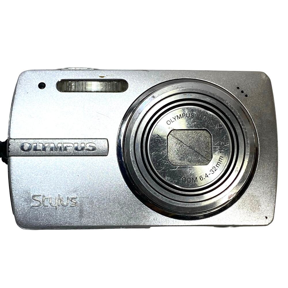 Olympus Stylus 820 Compact Camera Silver 8.0MP with Battery Not Tested